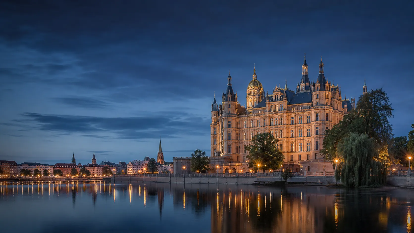 Schweriner Schloss am See in der Abenddämmerung
