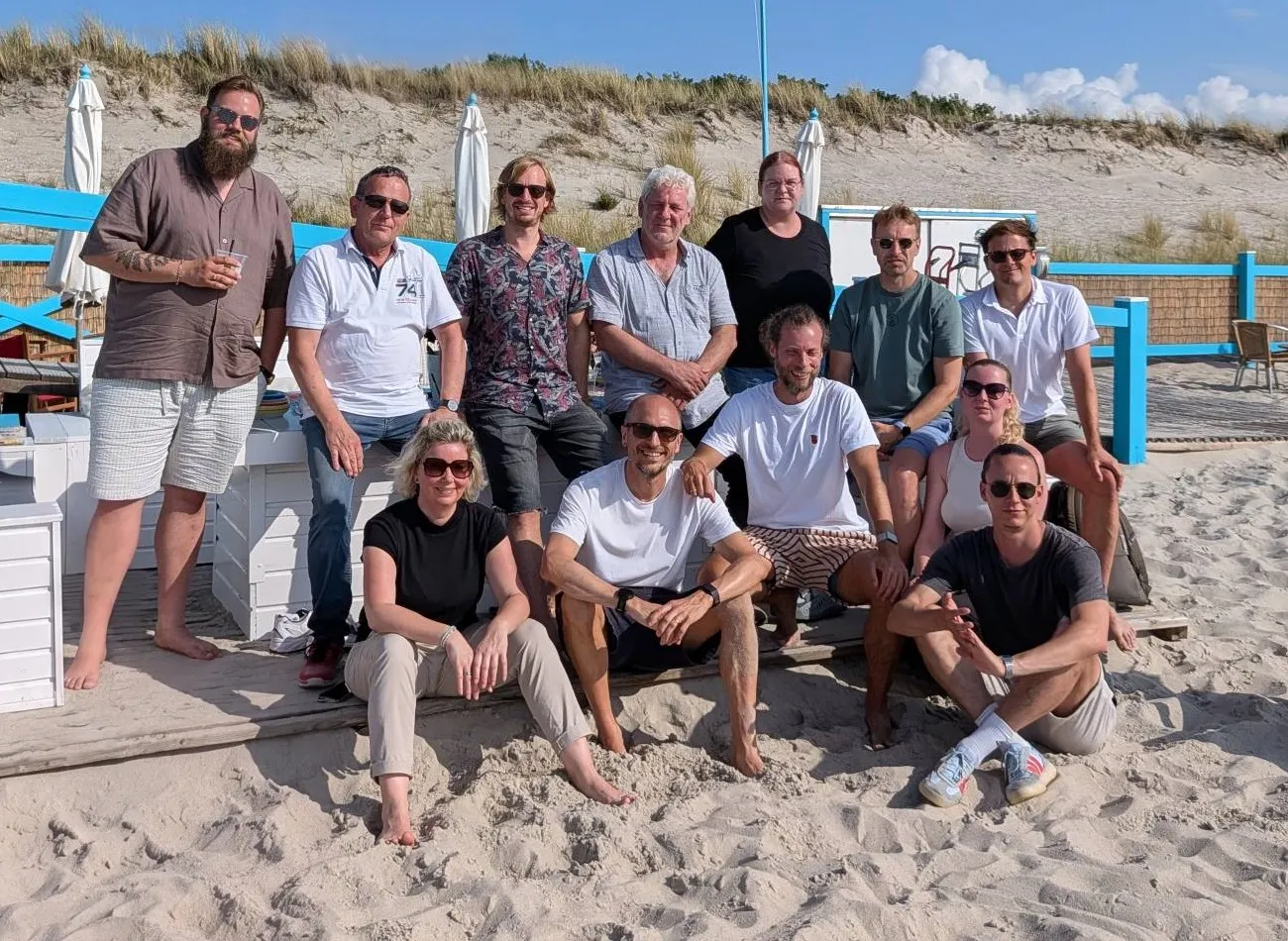 Das Orkney-Team am Ostseestrand vor den Dünen